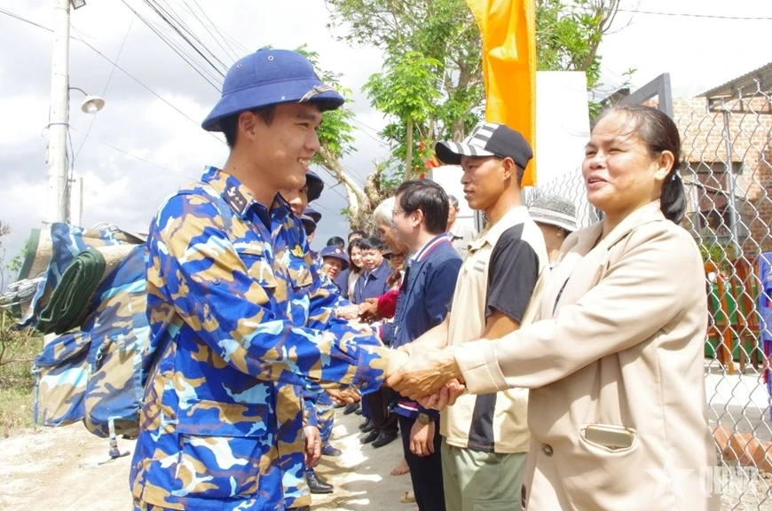 Các đơn vị trên địa bàn Quân khu 5 tham gia “Chiến dịch Quang Trung”: Xây nhà, xây niềm tin trong dân