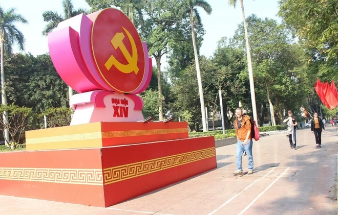 Hà Nội rực rỡ cờ hoa, sắt son niềm tin vào Đại hội XIV của Đảng