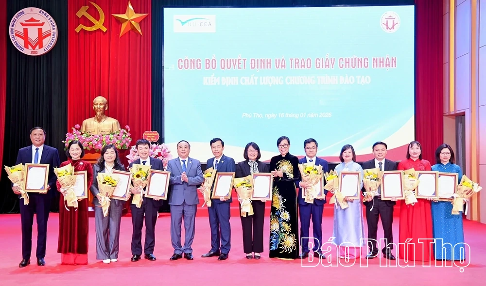 Đón nhận Giấy chứng nhận Kiểm định chất lượng chương trình đào tạo