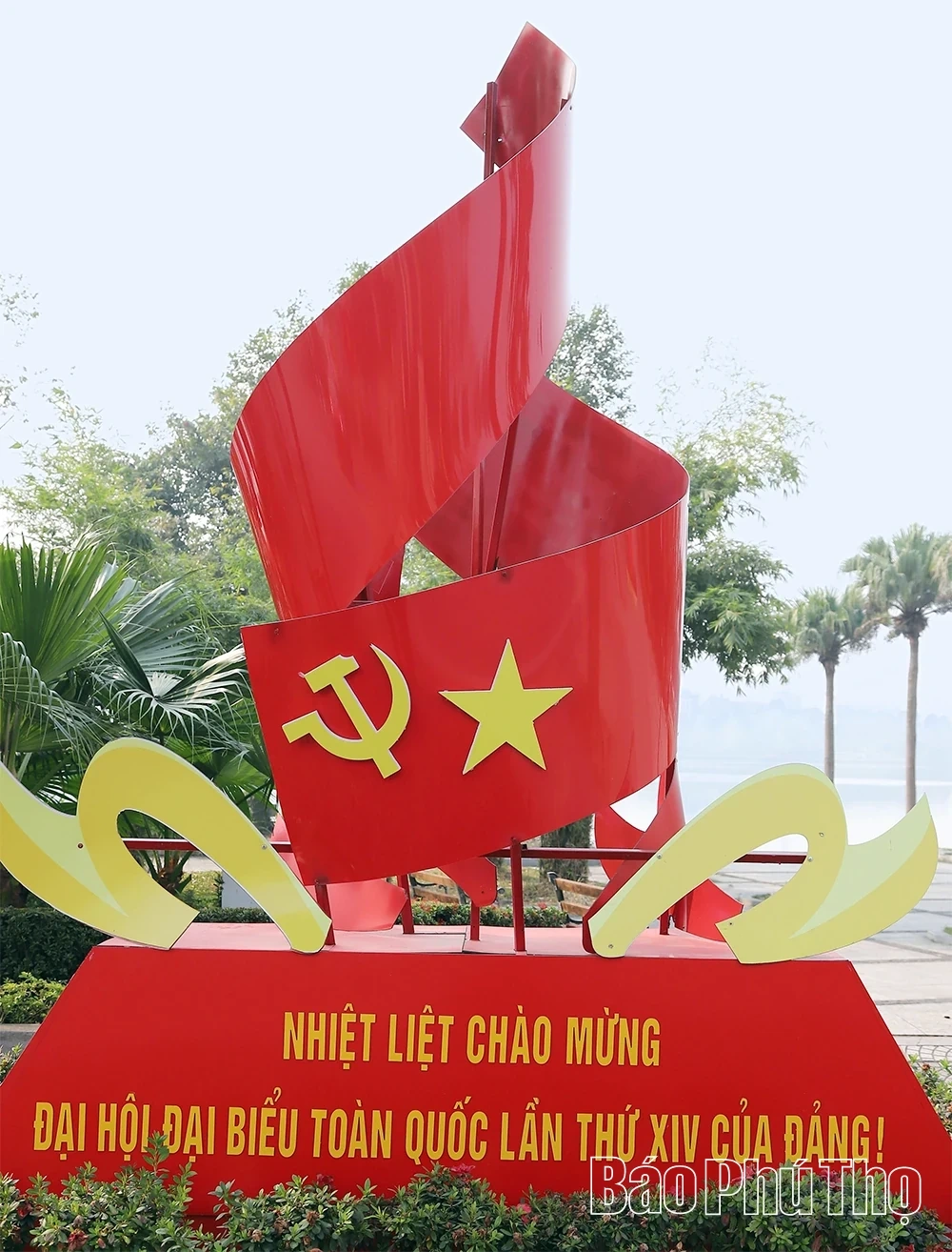 Vibrant Flags and Flowers Welcome the 14th National Party Congress