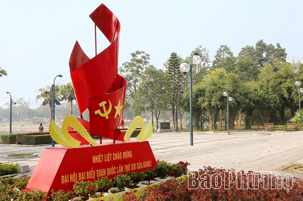 Vibrant Flags and Flowers Welcome the 14th National Party Congress