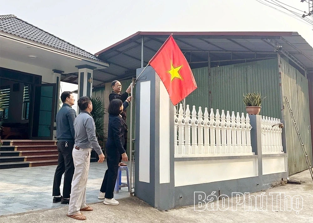Vibrant Flags and Flowers Welcome the 14th National Party Congress