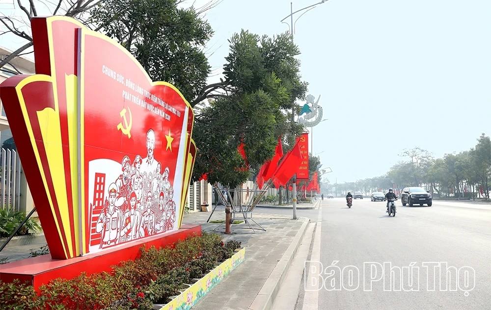Vibrant Flags and Flowers Welcome the 14th National Party Congress