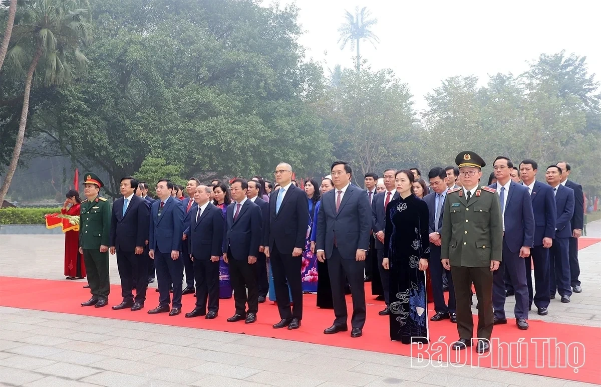 Phu Tho Provincial Party Delegation Offers Incense to Hung Kings Ahead of 14th National Party Congress