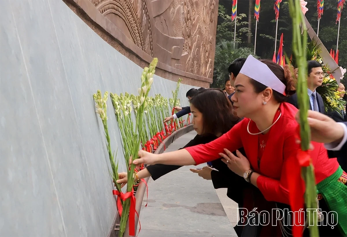 Phu Tho Provincial Party Delegation Offers Incense to Hung Kings Ahead of 14th National Party Congress