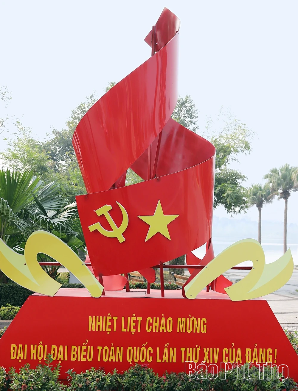 Rực rỡ cờ hoa chào mừng Đại hội đại biểu toàn quốc lần thứ XIV của Đảng