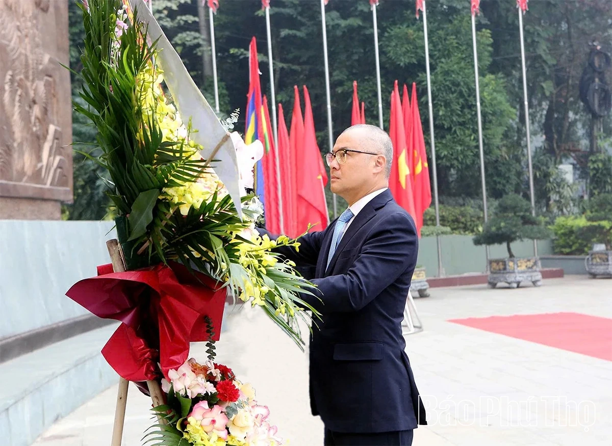 Đoàn đại biểu Đảng bộ tỉnh Phú Thọ dâng hương tưởng niệm các Vua Hùng trước thềm Đại hội XIV của Đảng