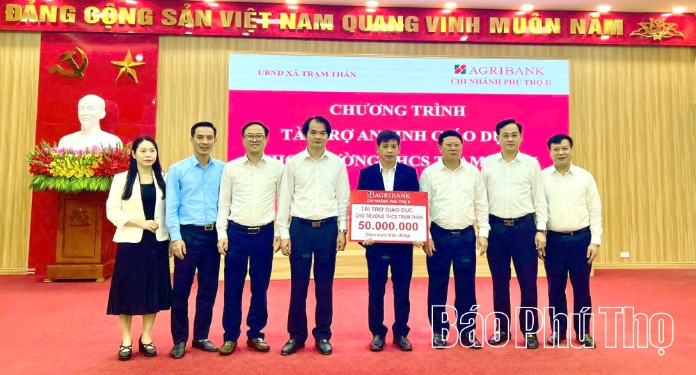 Agribank Chi nhánh Phú Thọ II trao kinh phí tài trợ an sinh giáo dục cho Trường THCS Trạm Thản