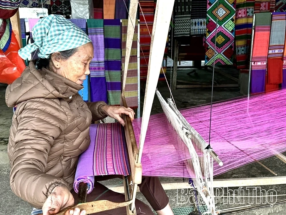 Experiencing Thai Brocade Weaving in Mai Chau