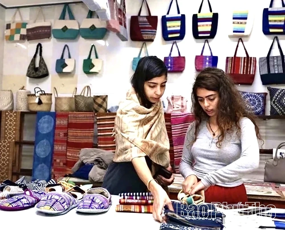 Experiencing Thai Brocade Weaving in Mai Chau