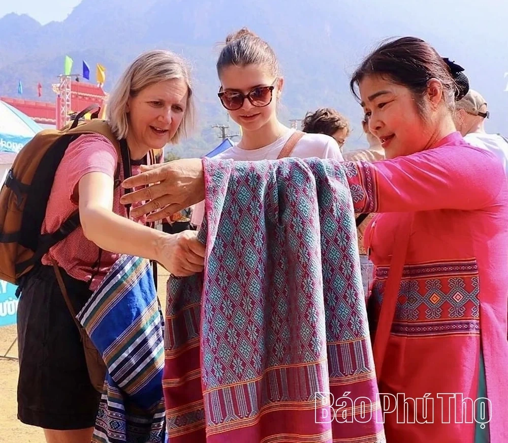 Experiencing Thai Brocade Weaving in Mai Chau