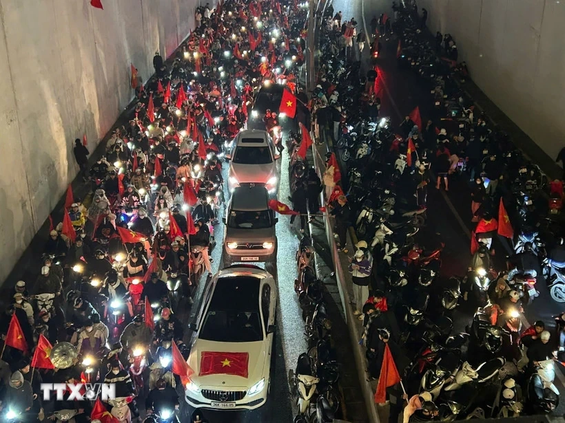 Người dân hân hoan ăn mừng U23 Việt Nam giành huy chương Đồng U23 châu Á