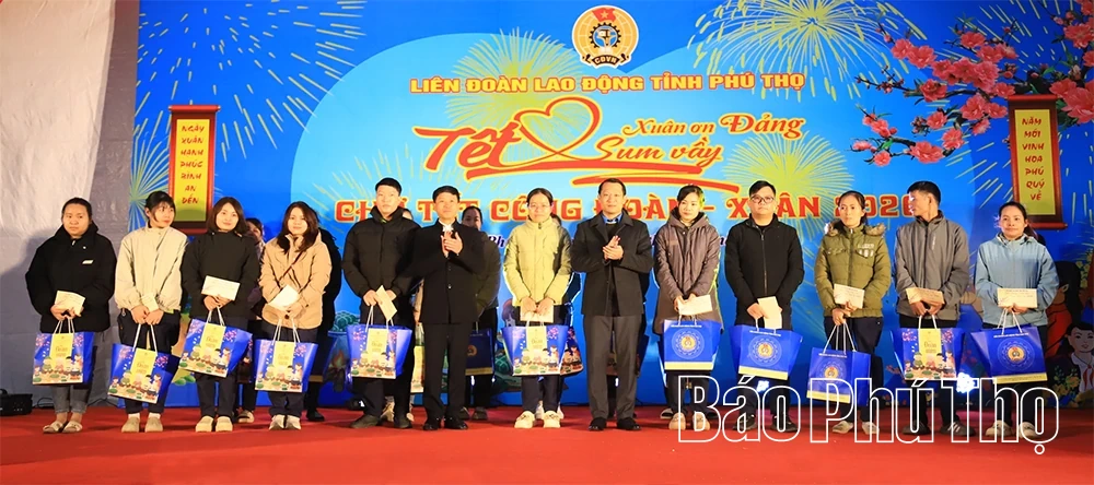 Chương trình “Tết Sum vầy - Xuân ơn Đảng” và “Chợ Tết Công đoàn - Xuân 2026” tại khu vực Hòa Bình