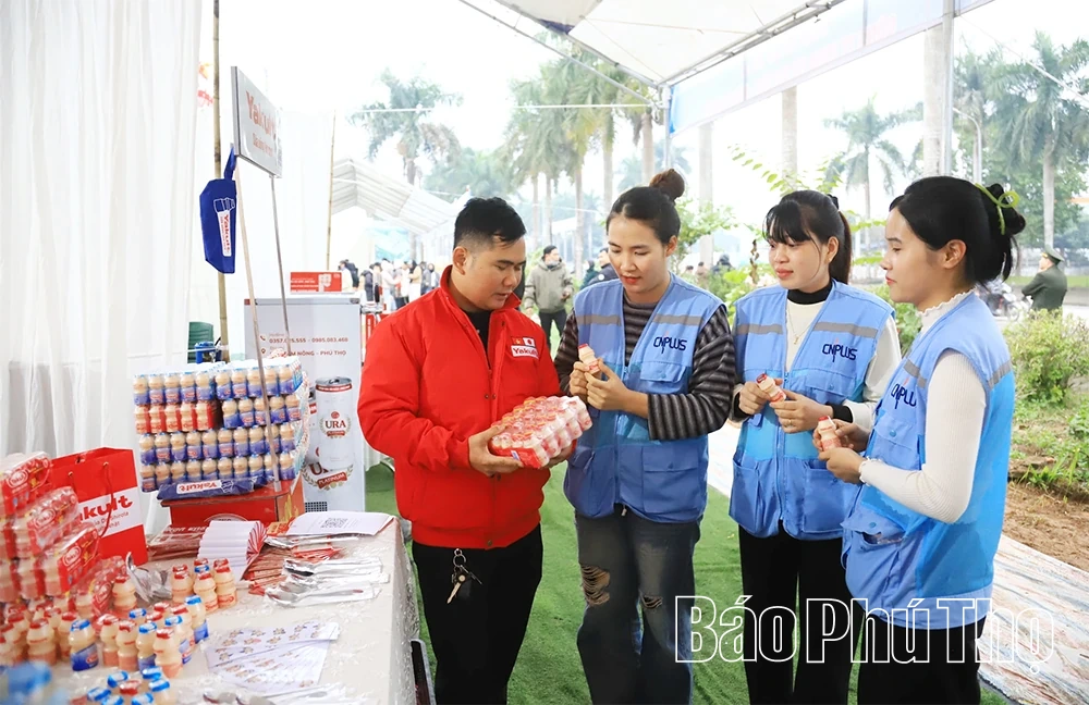 Chương trình “Tết Sum vầy - Xuân ơn Đảng” và “Chợ Tết Công đoàn - Xuân 2026” tại khu vực Hòa Bình