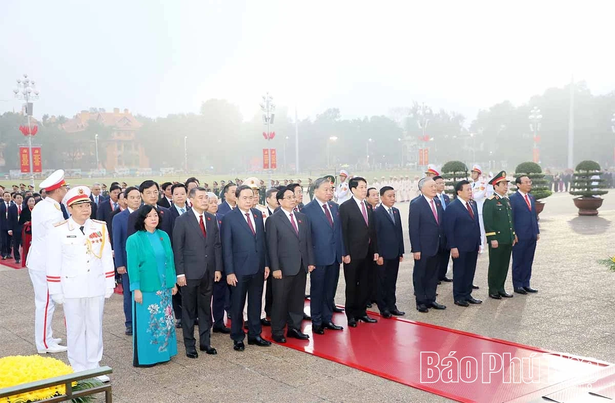 Đại biểu dự Đại hội XIV của Đảng vào Lăng viếng Chủ tịch Hồ Chí Minh
