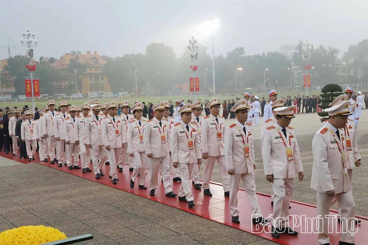 Đại biểu dự Đại hội XIV của Đảng vào Lăng viếng Chủ tịch Hồ Chí Minh