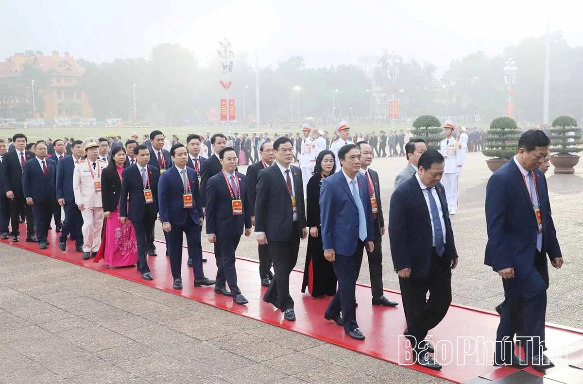 Đại biểu dự Đại hội XIV của Đảng vào Lăng viếng Chủ tịch Hồ Chí Minh