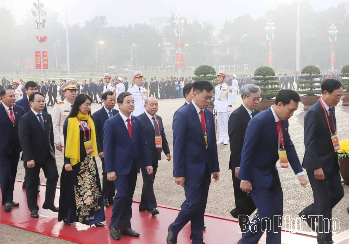 Đại biểu dự Đại hội XIV của Đảng vào Lăng viếng Chủ tịch Hồ Chí Minh