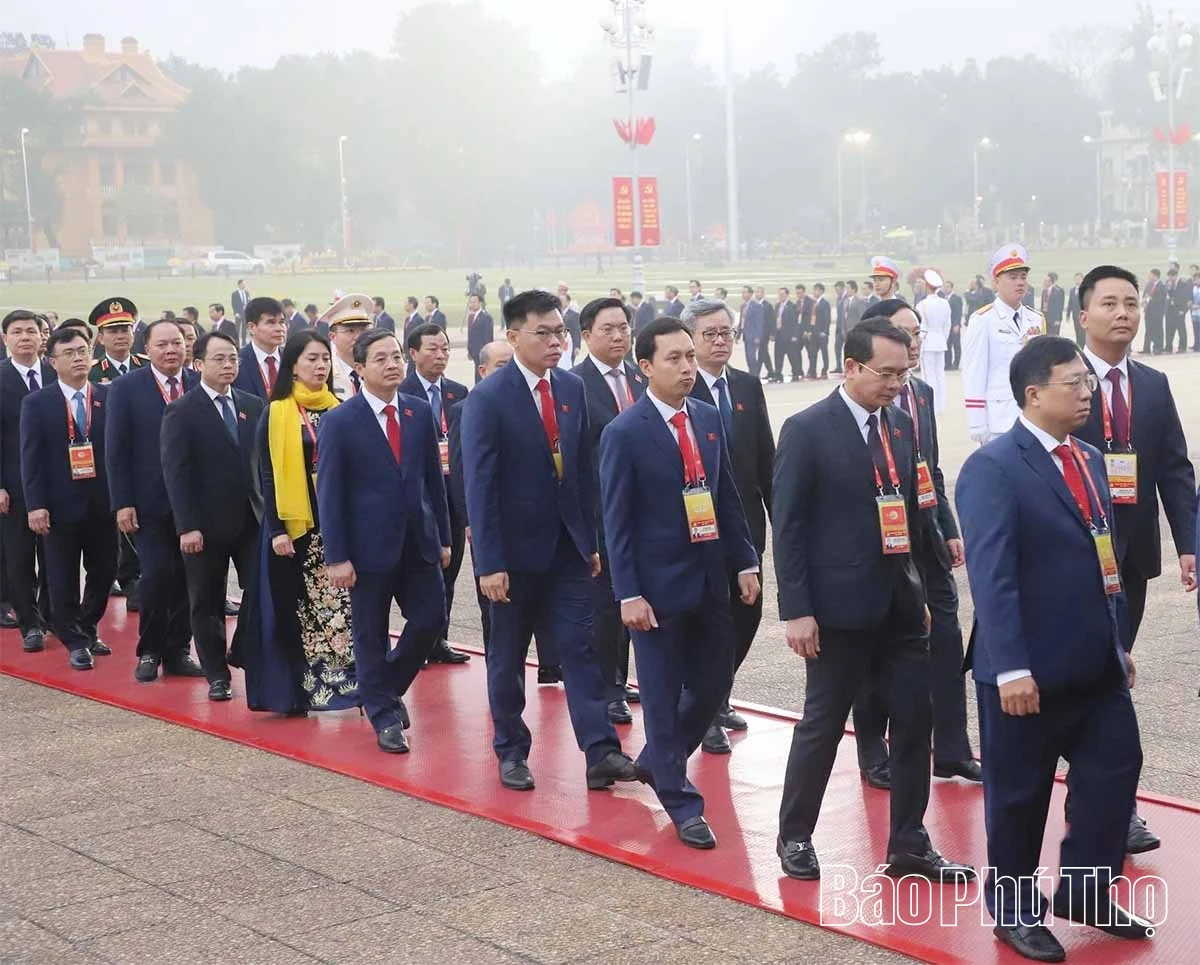 Đại biểu dự Đại hội XIV của Đảng vào Lăng viếng Chủ tịch Hồ Chí Minh