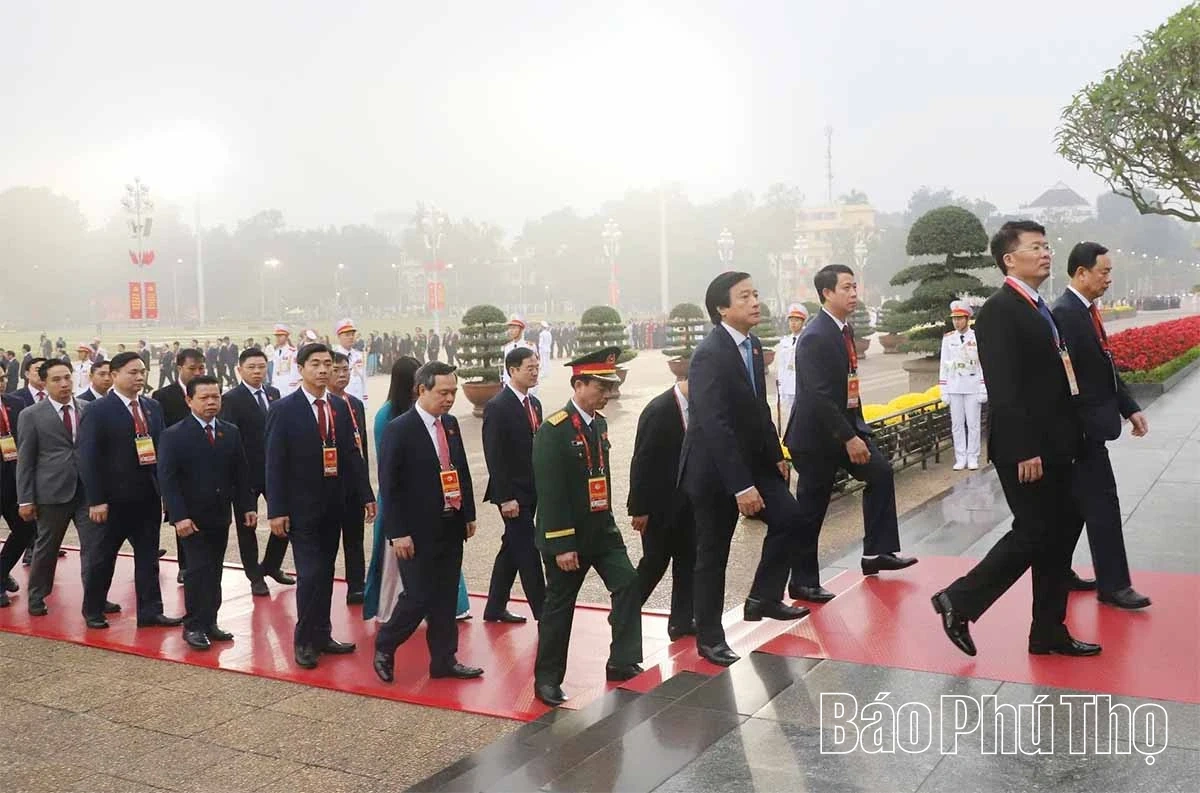 Đại biểu dự Đại hội XIV của Đảng vào Lăng viếng Chủ tịch Hồ Chí Minh