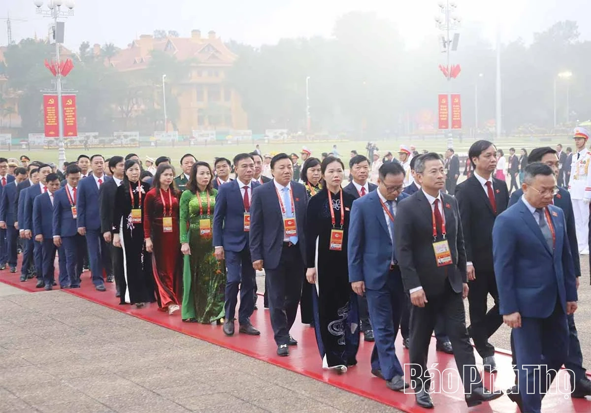 Đại biểu dự Đại hội XIV của Đảng vào Lăng viếng Chủ tịch Hồ Chí Minh