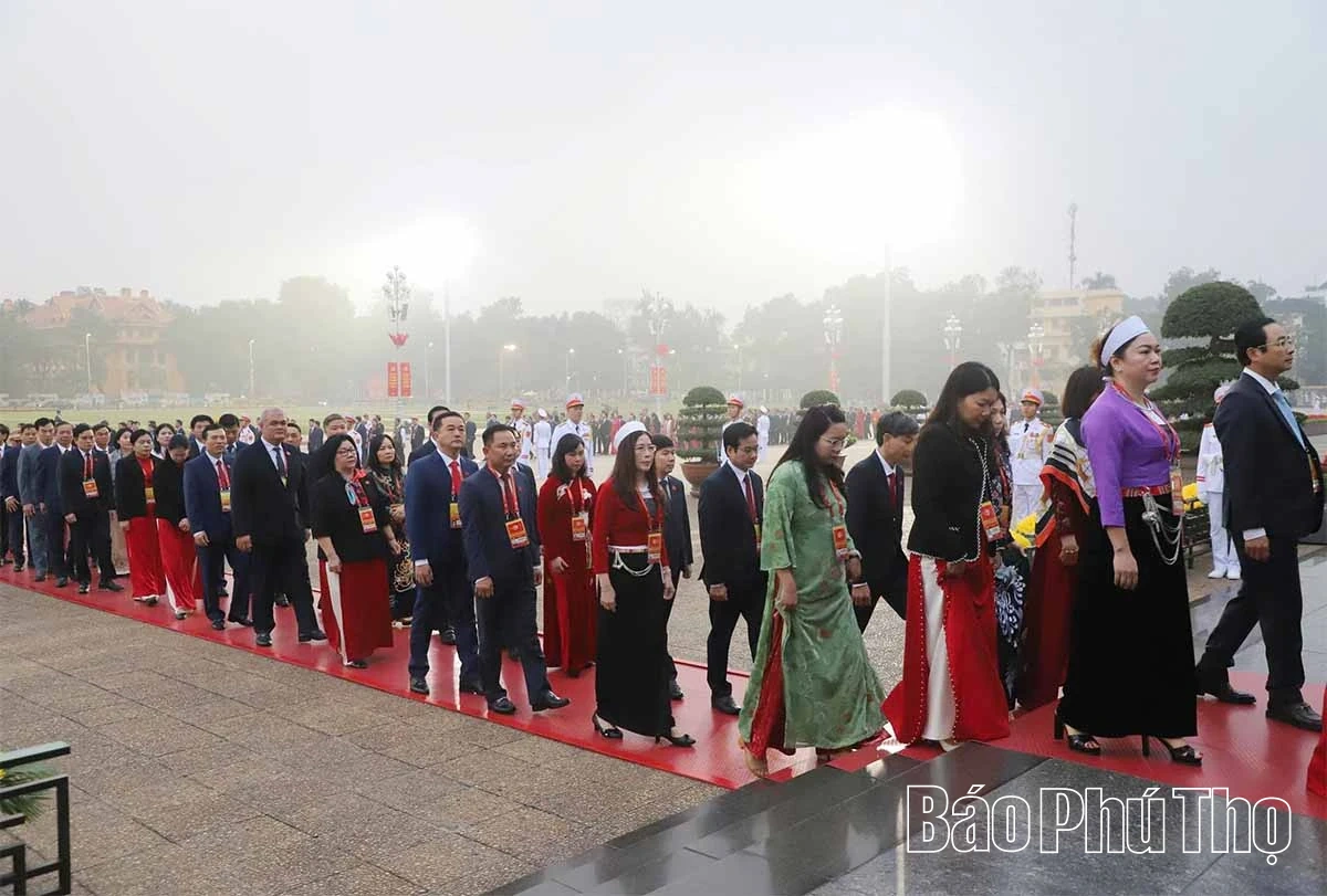 Đại biểu dự Đại hội XIV của Đảng vào Lăng viếng Chủ tịch Hồ Chí Minh