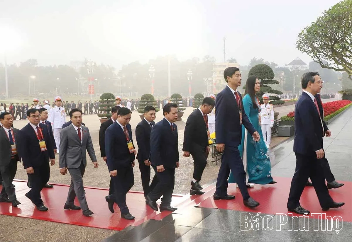 Đại biểu dự Đại hội XIV của Đảng vào Lăng viếng Chủ tịch Hồ Chí Minh