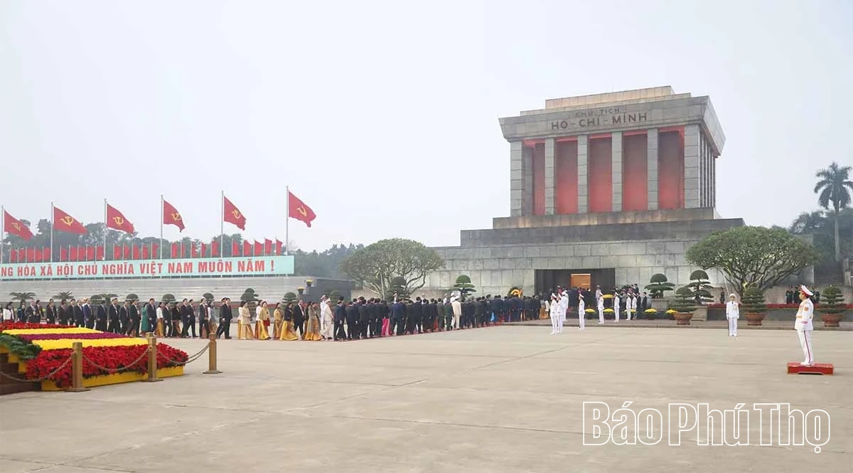 Đại biểu dự Đại hội XIV của Đảng vào Lăng viếng Chủ tịch Hồ Chí Minh