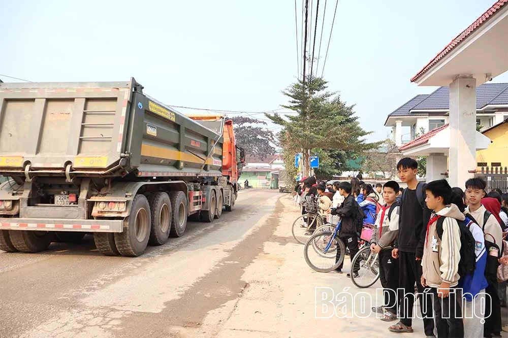 Cảnh báo nguy cơ mất an toàn giao thông khu vực cổng trường