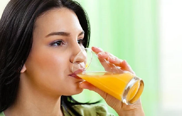 Ăn cam cả quả hay uống nước cam ép có nhiều vitamin C hơn?