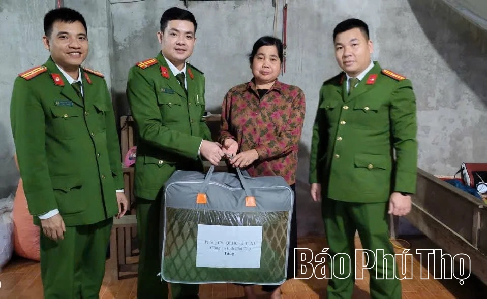 Phòng Cảnh sát Quản lý hành chính về trật tự xã hội tặng quà các gia đình khó khăn