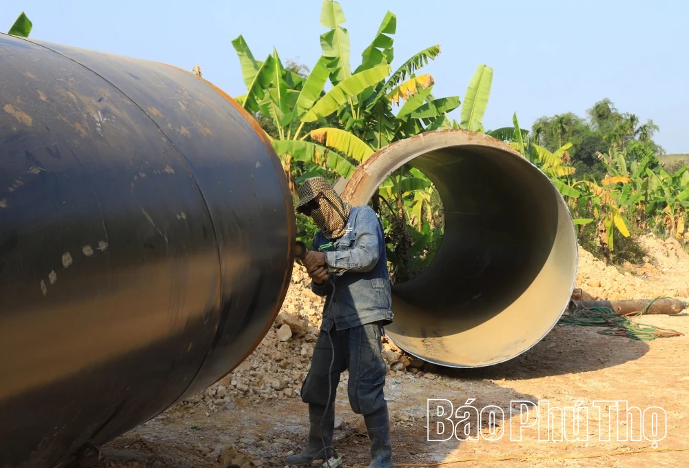 Nước rút thi công tuyến ống dẫn nước hồ Cánh Tạng