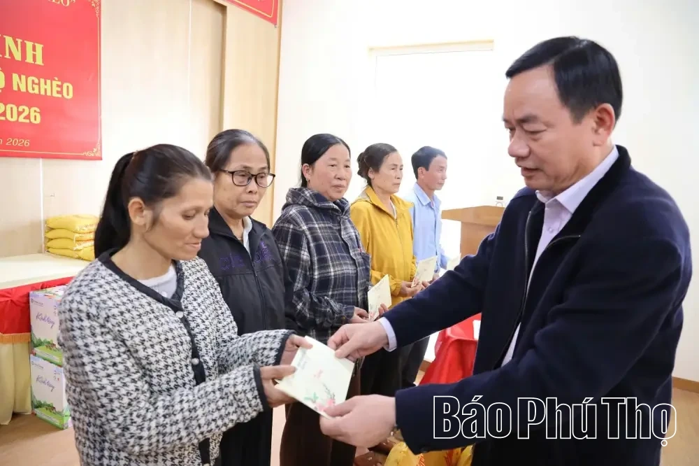 Phó Chủ tịch UBND tỉnh Quách Tất Liêm trao quà Tết tặng các hộ nghèo xã Hội Thịnh