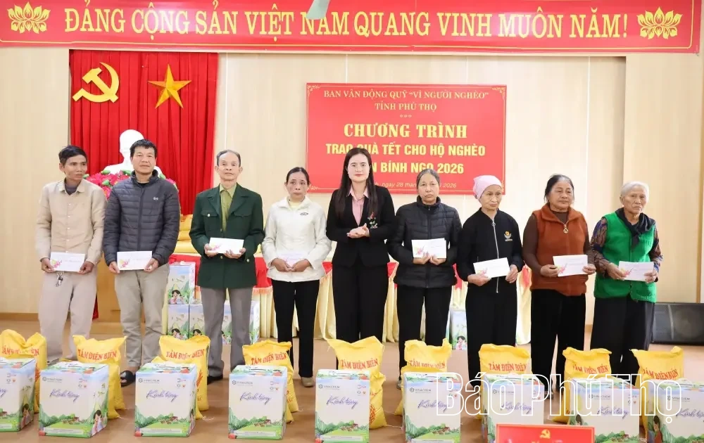 Phó Chủ tịch UBND tỉnh Quách Tất Liêm trao quà Tết tặng các hộ nghèo xã Hội Thịnh