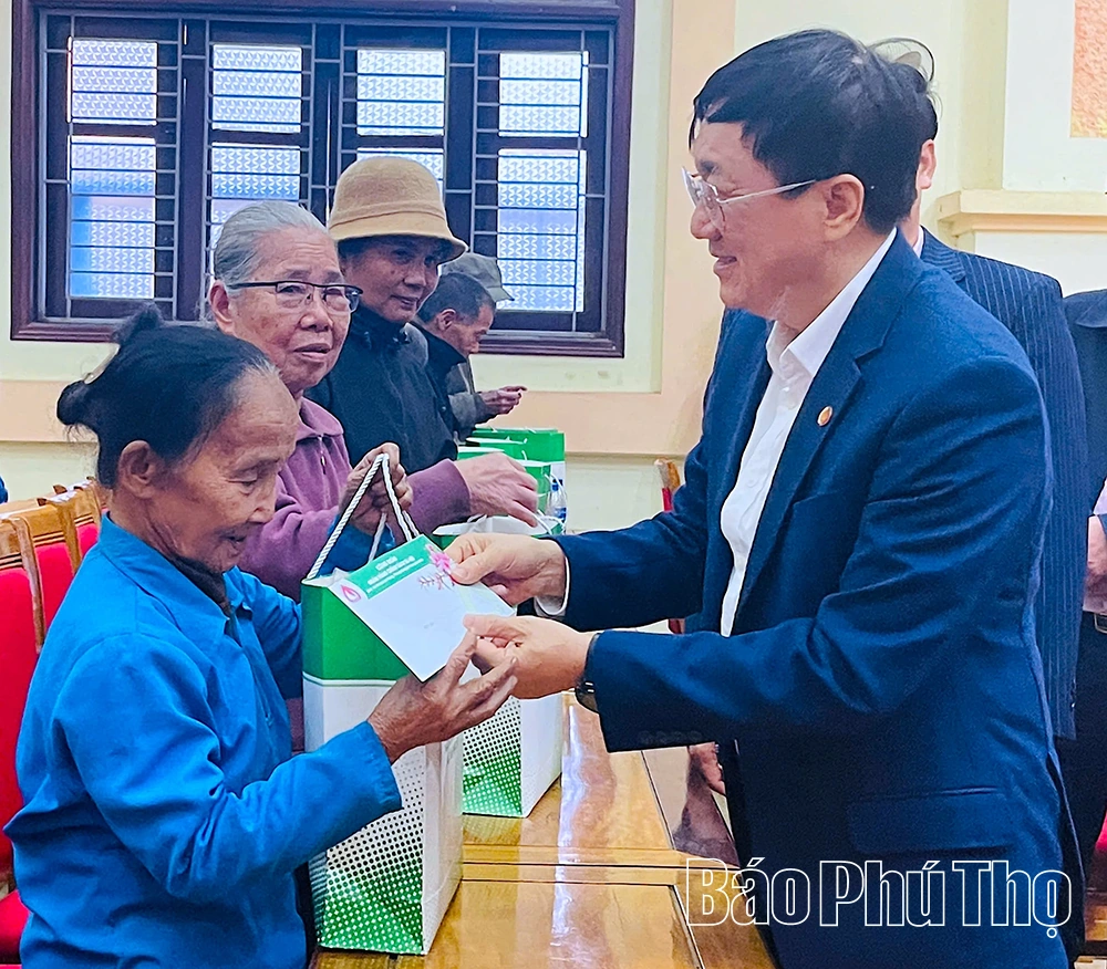 Trao 250 suất quà Tết tặng hộ nghèo, cận nghèo, gia đình chính sách tại 2 xã Quy Đức, Đà Bắc