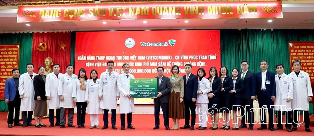 Trao tặng 1,7 tỷ đồng nâng cấp trang thiết bị y tế