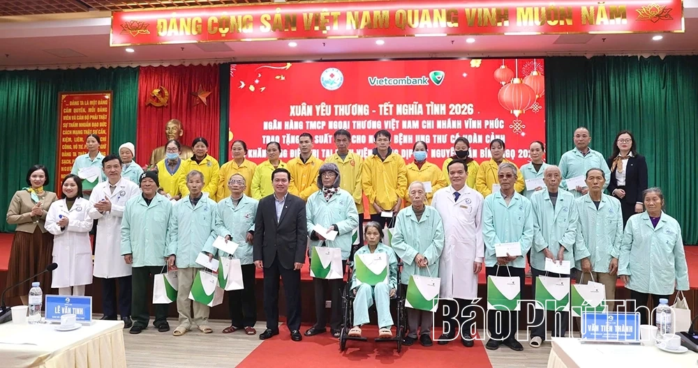 Trao tặng 1,7 tỷ đồng nâng cấp trang thiết bị y tế