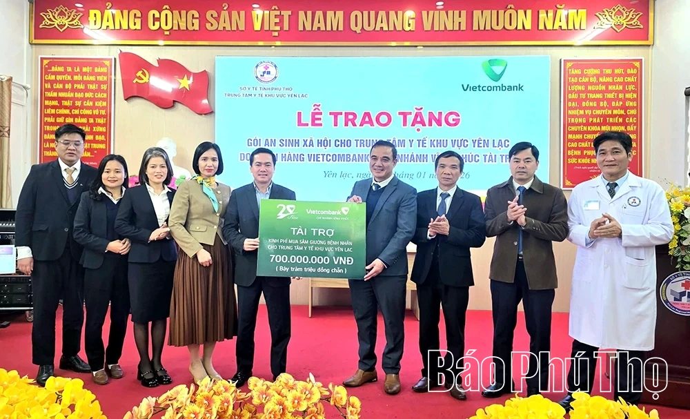 Trao tặng 1,7 tỷ đồng nâng cấp trang thiết bị y tế