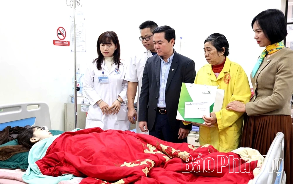 Trao tặng 1,7 tỷ đồng nâng cấp trang thiết bị y tế