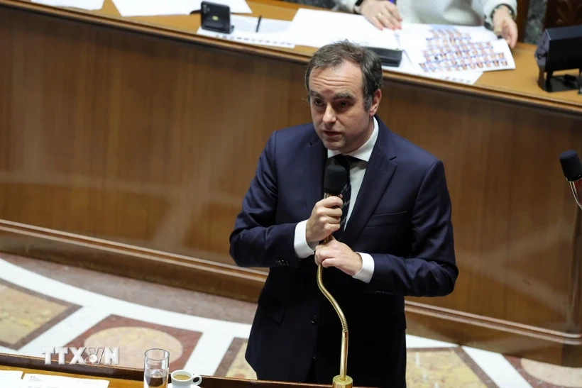 Thủ tướng Pháp tiếp tục vượt qua cuộc bỏ phiếu bất tín nhiệm