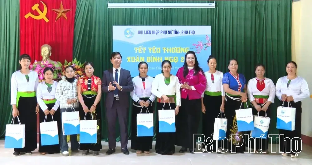 Trao 25 suất quà Tết cho phụ nữ hoàn cảnh khó khăn các xã Xuân Đài, Minh Đài