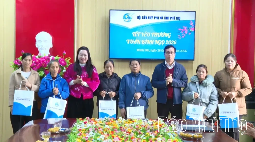 Trao 25 suất quà Tết cho phụ nữ hoàn cảnh khó khăn các xã Xuân Đài, Minh Đài