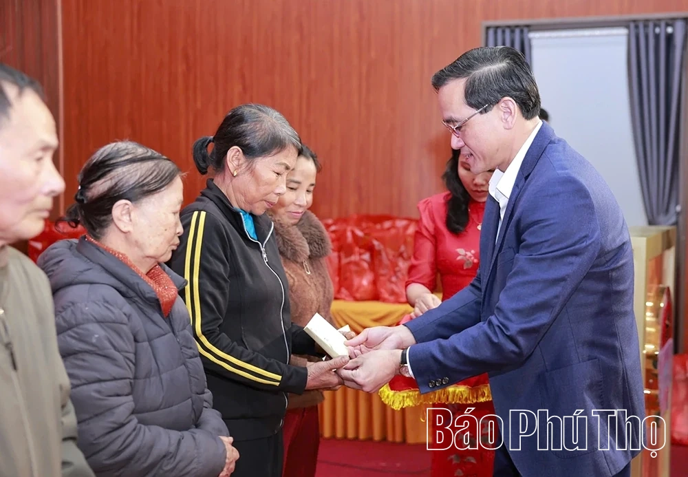 Giám đốc Sở Dân tộc và Tôn giáo Nguyễn Hải tặng quà Tết tại các xã Tu Vũ, Xuân Lũng