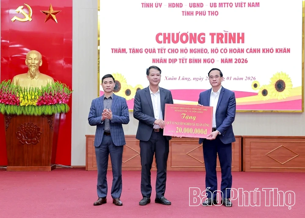 Giám đốc Sở Dân tộc và Tôn giáo Nguyễn Hải tặng quà Tết tại các xã Tu Vũ, Xuân Lũng