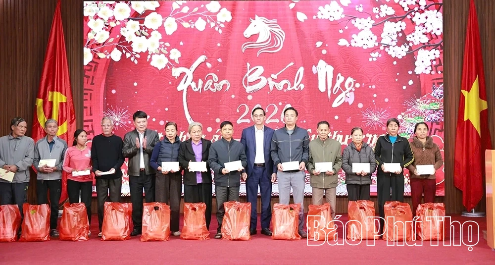 Giám đốc Sở Dân tộc và Tôn giáo Nguyễn Hải tặng quà Tết tại các xã Tu Vũ, Xuân Lũng