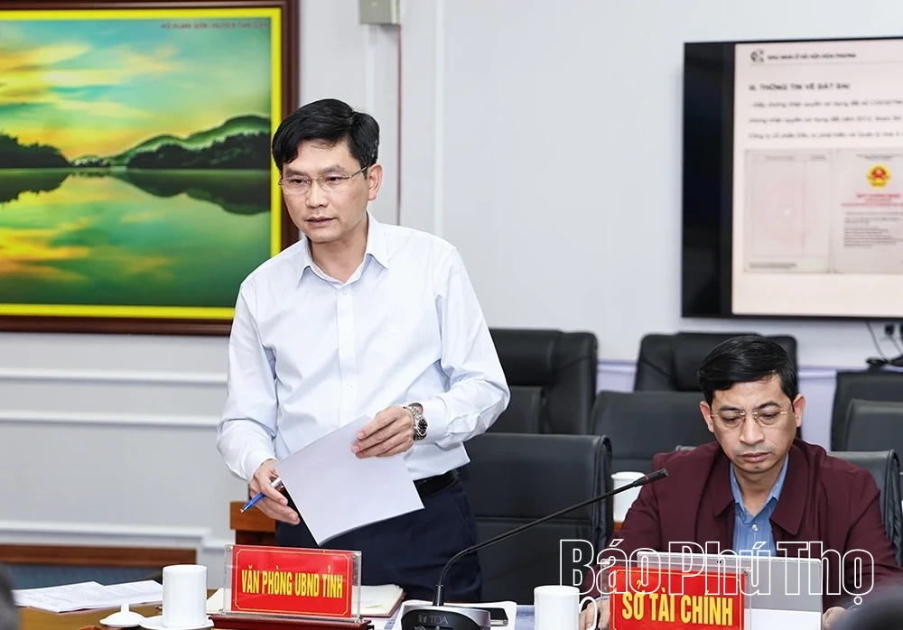 Phó Chủ tịch UBND tỉnh Vũ Việt Văn nghe báo cáo quy hoạch phân khu đô thị và quản lý nhà ở