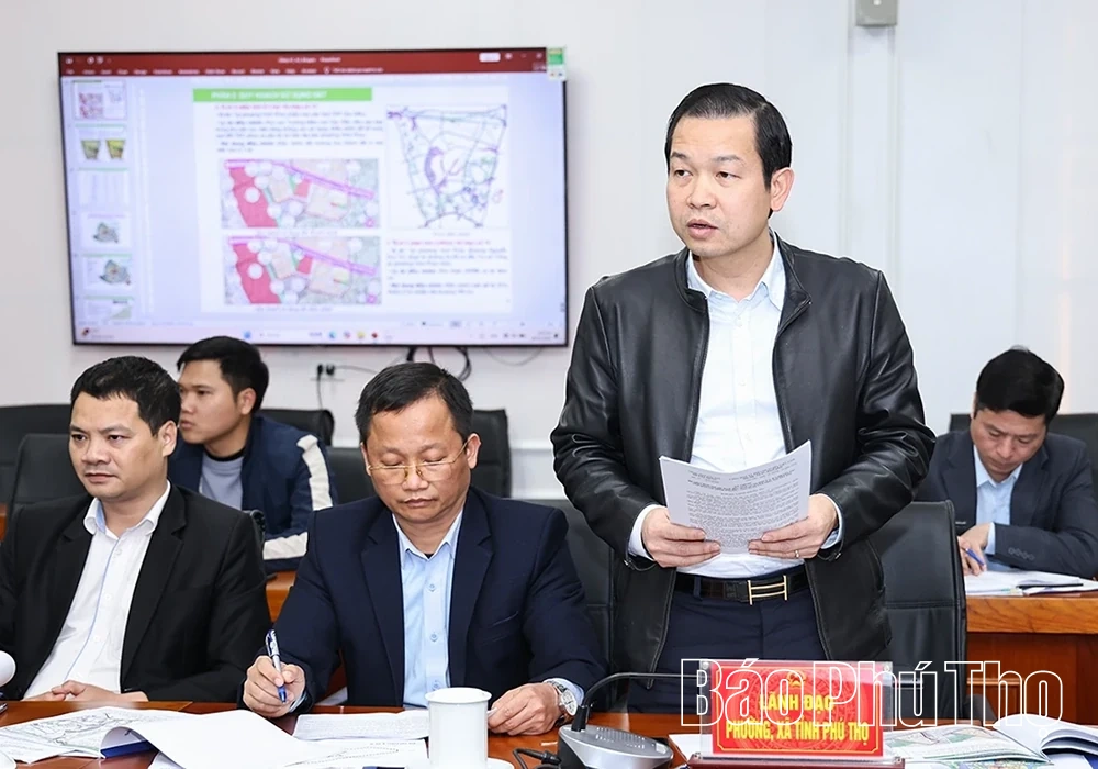 Phó Chủ tịch UBND tỉnh Vũ Việt Văn nghe báo cáo quy hoạch phân khu đô thị và quản lý nhà ở