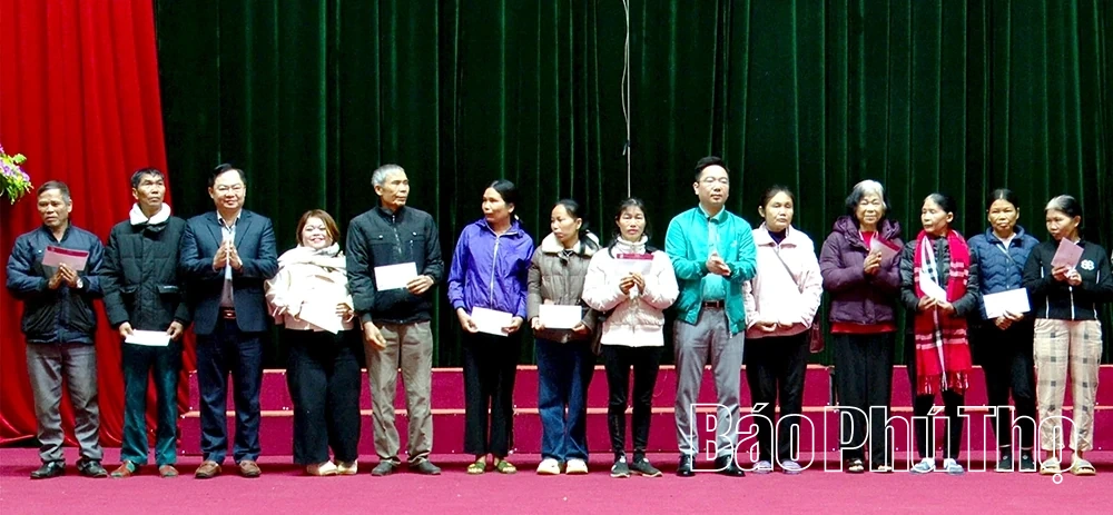 Trao 100 suất quà Tết cho người yếu thế tại xã Đà Bắc