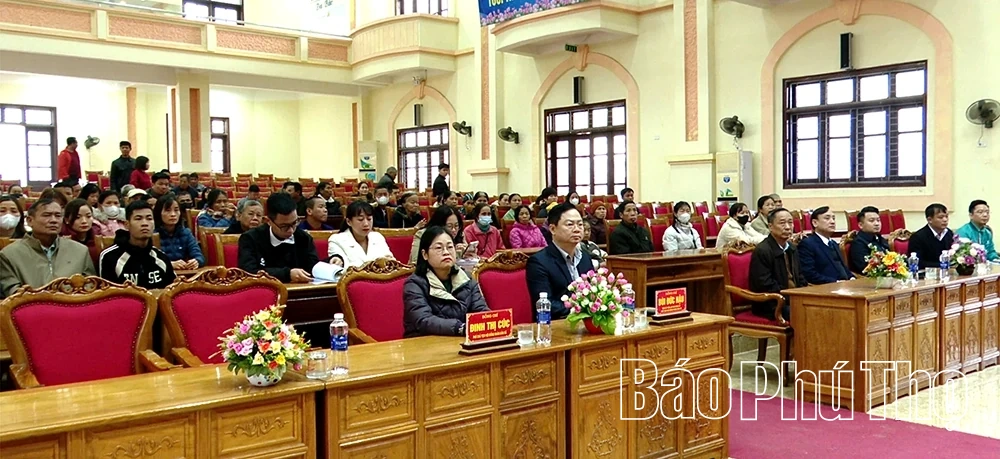 Trao 100 suất quà Tết cho người yếu thế tại xã Đà Bắc