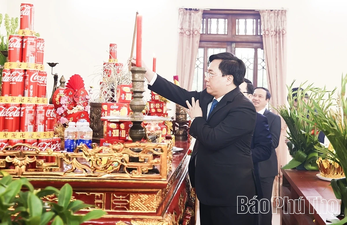 Lãnh đạo tỉnh dâng hương tại Nhà lưu niệm Bác Hồ và Đài tưởng niệm các Anh hùng liệt sĩ Vĩnh Phúc